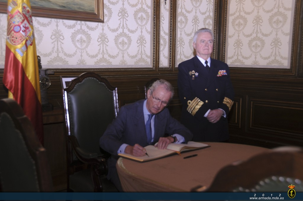Pedro Morenés ha firmado en el Libro de Honor durante la visita